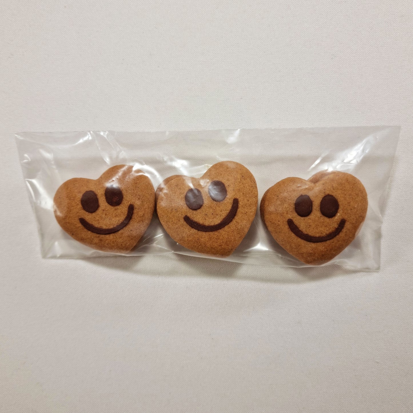 Kakaóval rajzolt Csudaíz Mézeskalács szív smiley desszert (6 db)